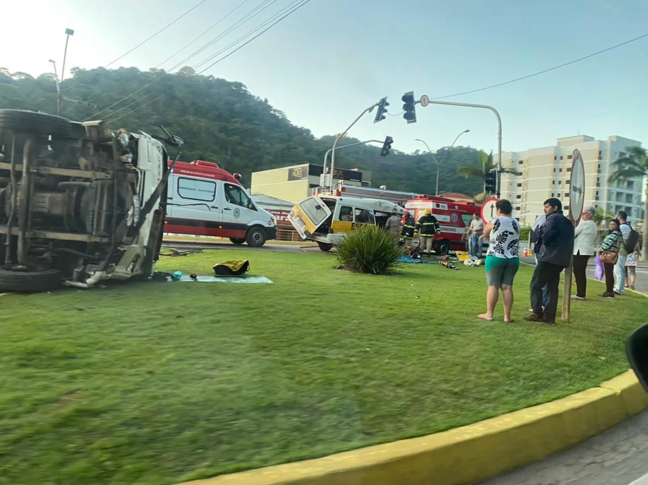 Acidente envolvendo van e caminhão deixa dois feridos em Marechal Floriano