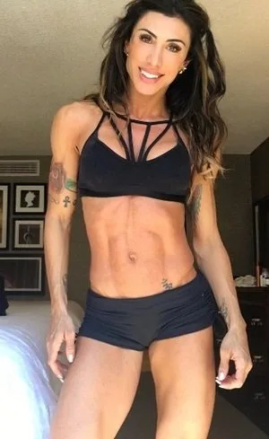 Musculosa, Jaque Khury mostra corpão antes de treino para torneio fitness