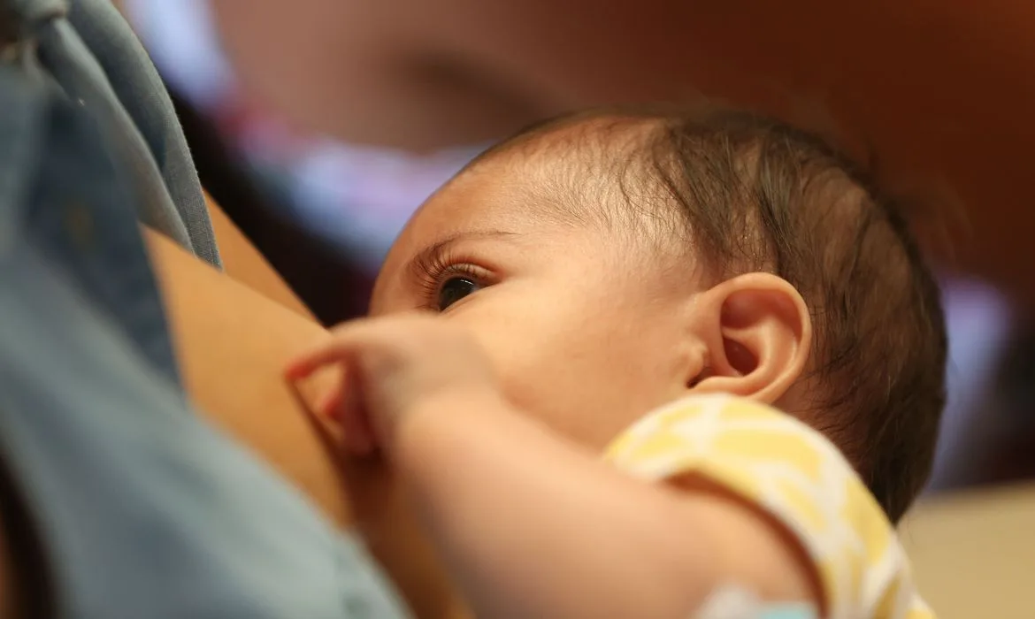 Brasília – Lorrane Paiva partcipa com seu bebê do mamaço” em plena estação de metrô de Samambaia, como forma de superação ao que ainda resta de preconceito contra um gesto natural. O ato também servirá de abertura para a campanha Incentive a Vida.( Elza Fiuza/Agência Brasil)