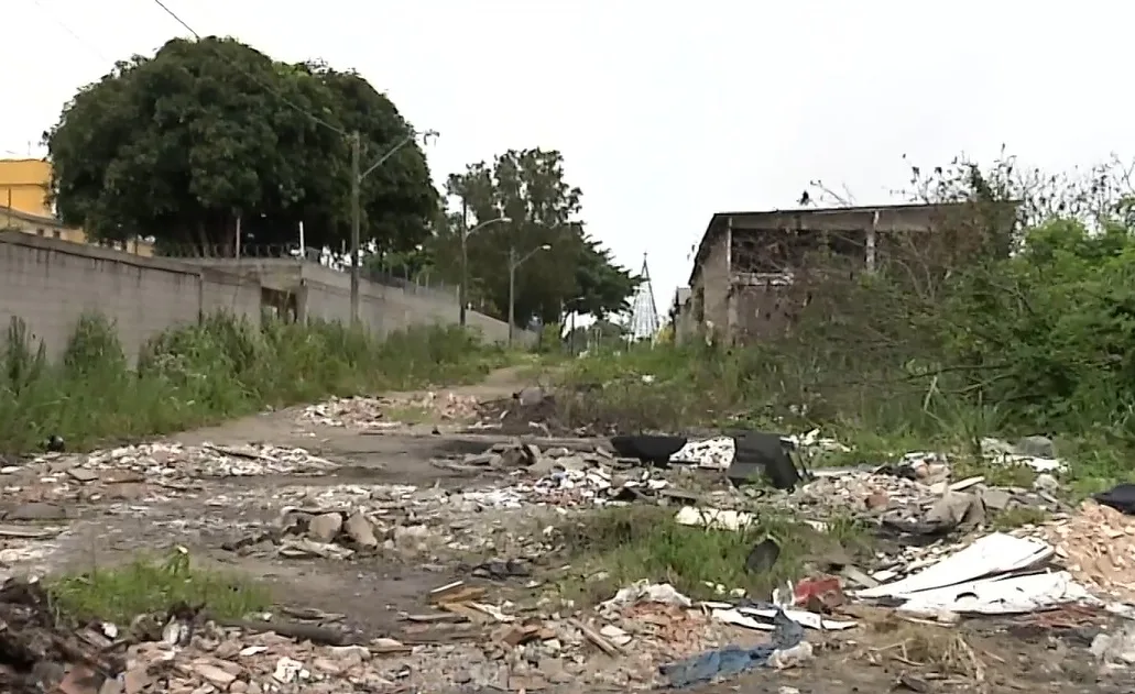 Corpo é encontrado em área usada para descarte de lixo na Serra