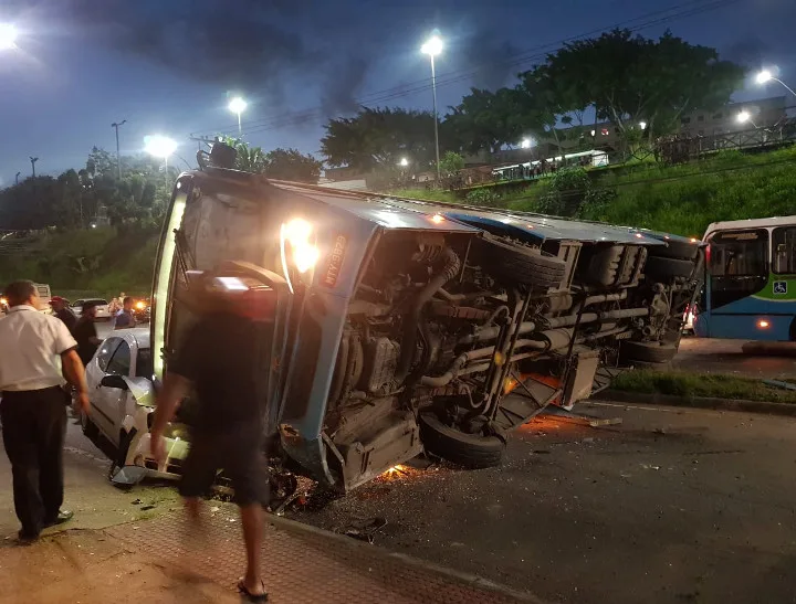 Pelo menos 25 pessoas estariam em ônibus do Transcol que tombou na Avenida Norte Sul