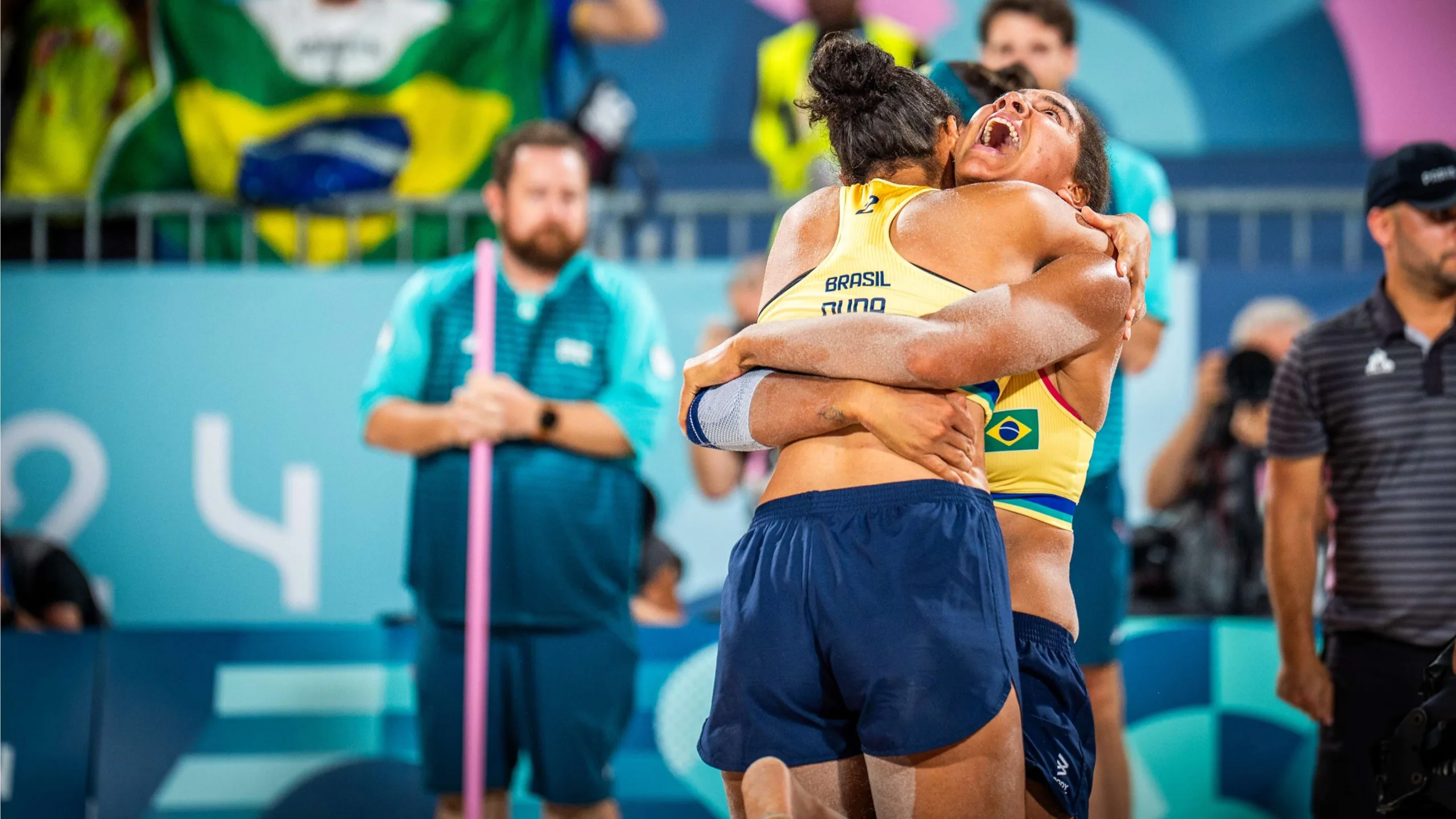 Medalha garantida! Ana Patrícia e Duda estão na final no vôlei de praia