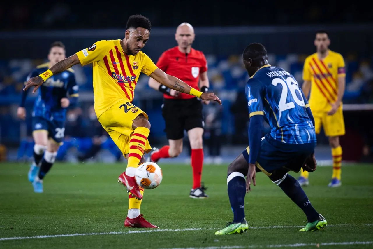 Barcelona vence Napoli por 4 a 2 e avança na Liga Europa; Dortmund é eliminado