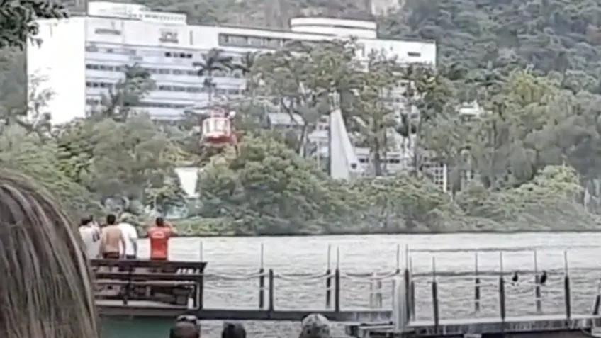 Helicóptero cai na Lagoa Rodrigo de Freitas, no Rio de Janeiro