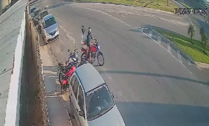 VÍDEO | Em menos de 1 minuto, criminosos roubam moto em Vila Velha