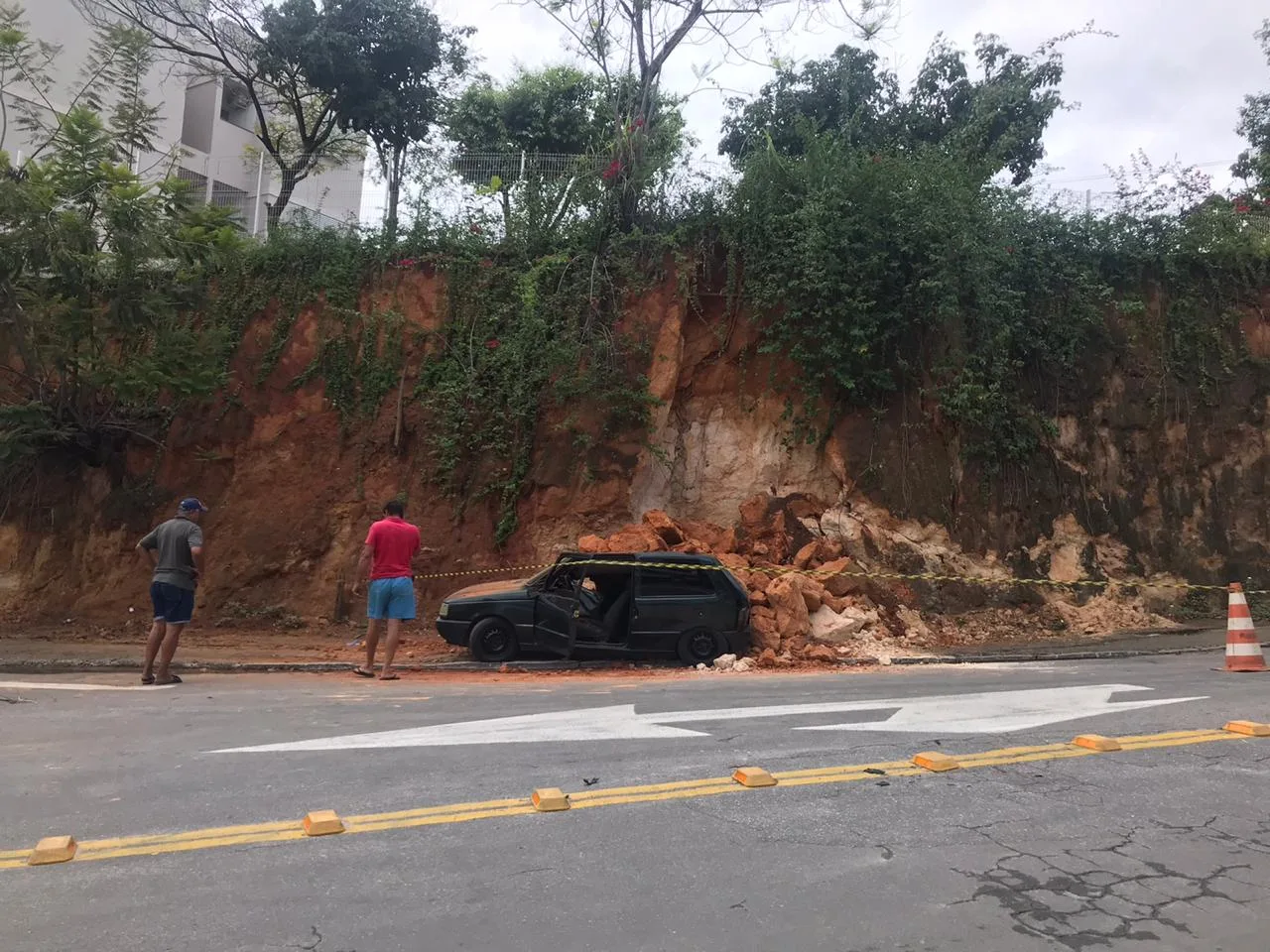 Barranco desmorona e veículo fica soterrado em Cachoeiro