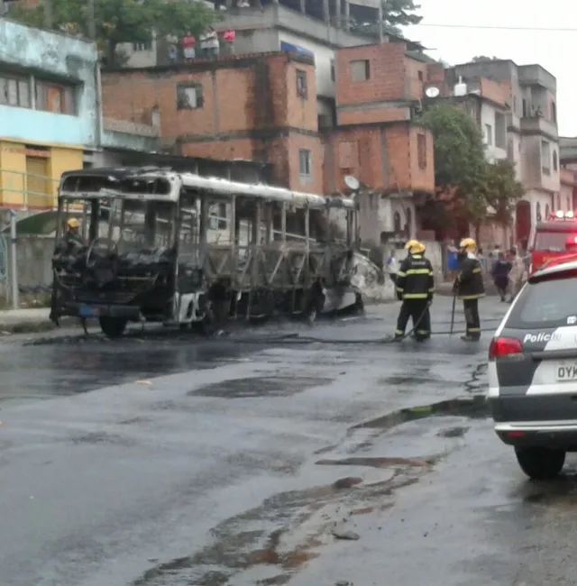 Ônibus do Transcol é incendiado por grupo armado e assusta passageiros em Vila Velha