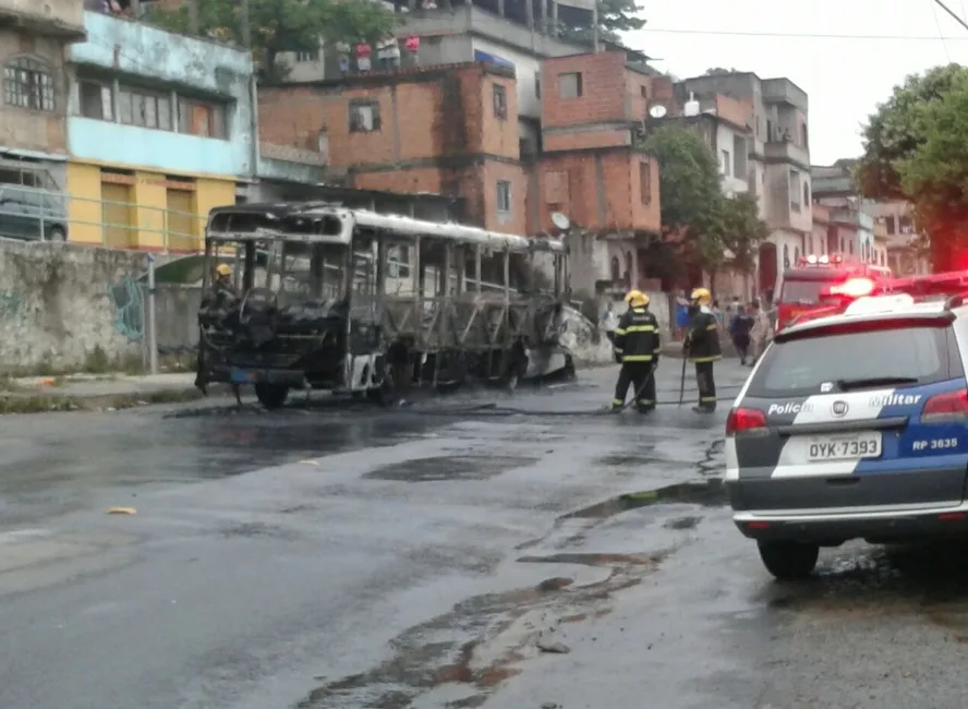 Ônibus do Transcol é incendiado por grupo armado e assusta passageiros em Vila Velha