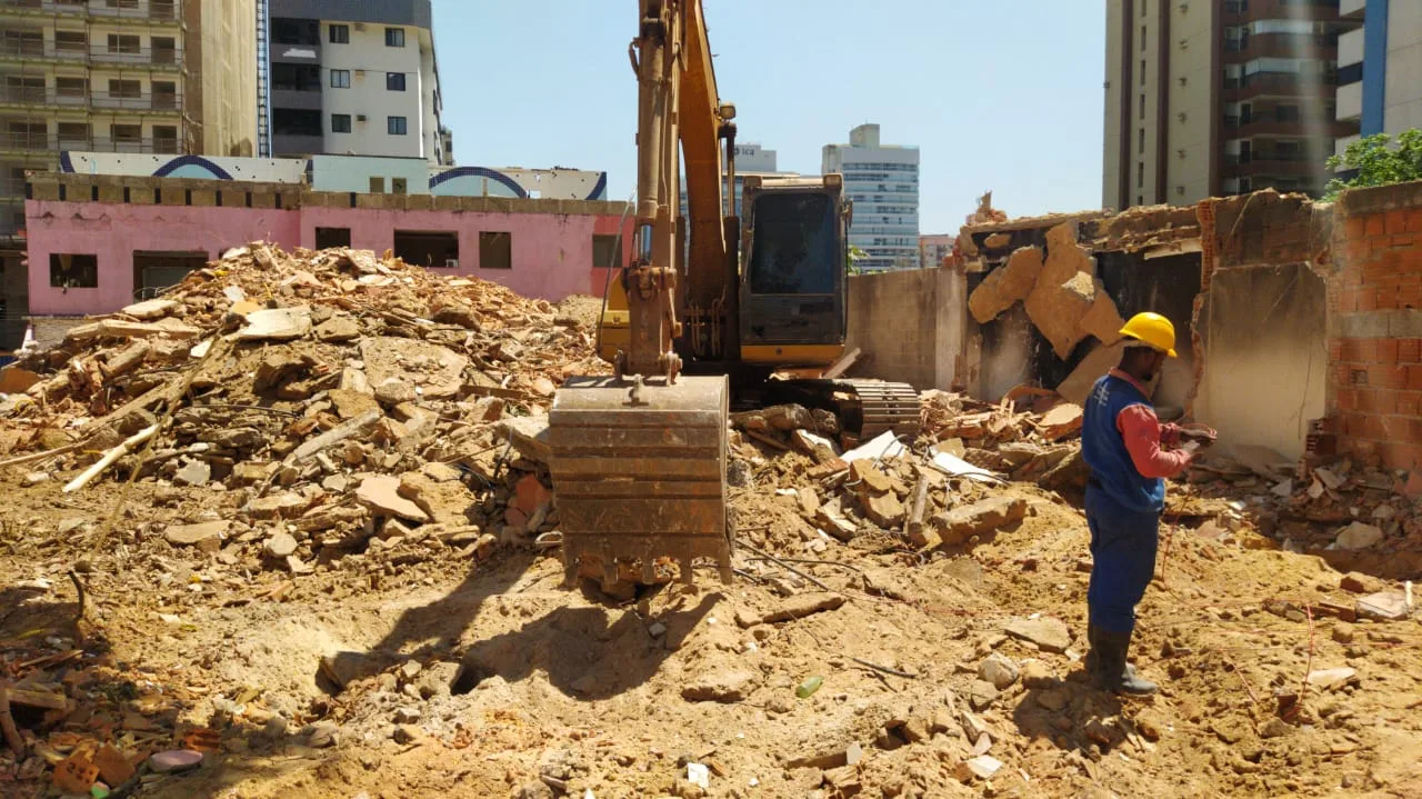 Motel em Vila Velha começa a ser demolido para dar lugar a trecho que ligará avenidas