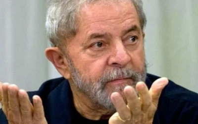 "Não devo e não temo", diz Lula a militantes do PT durante coletiva