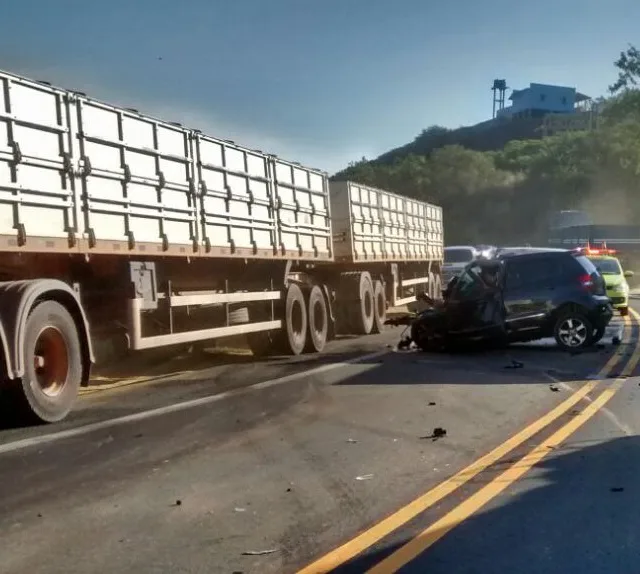 Motorista morre em grave acidente com caminhão em Fundão