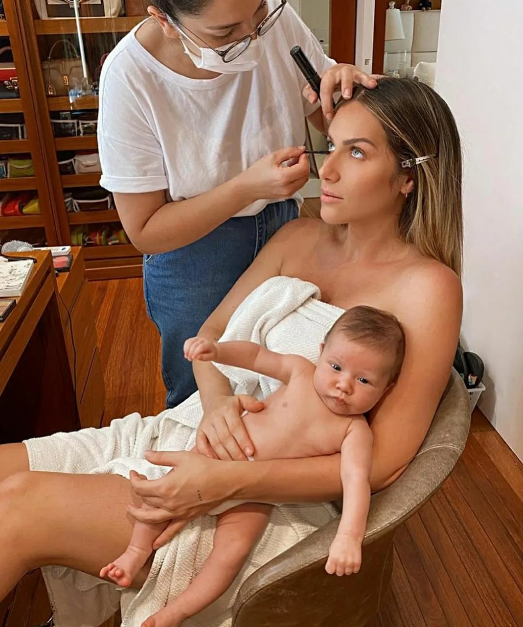 Giovanna Ewbank segura Zyan no colo enquanto é maquiada e fãs babam muito