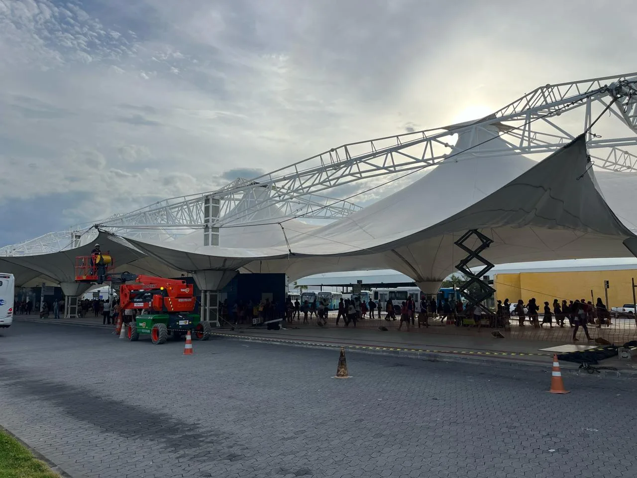 Lona do Terminal de Itaparica cortada durante chuva já foi consertada