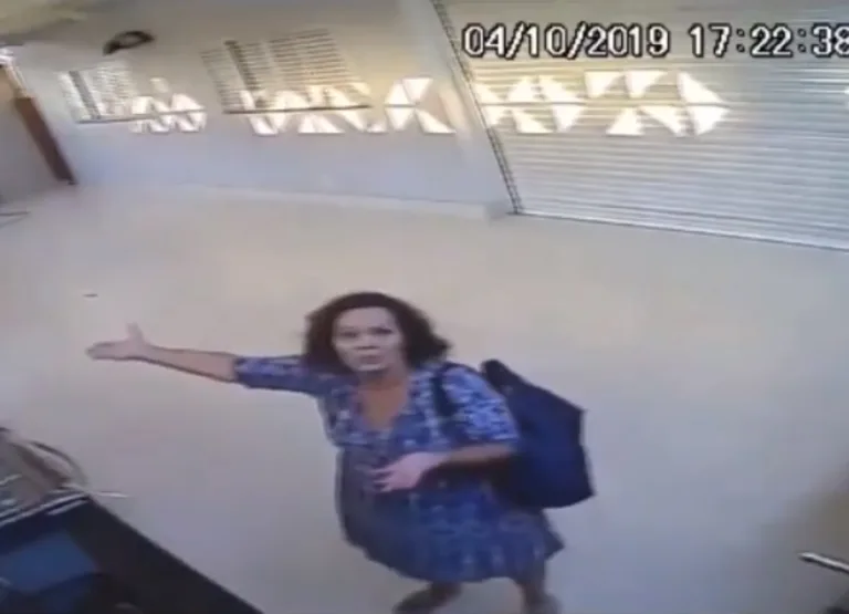 Mulher 'engolida' por portão ficou presa com dois pitbulls