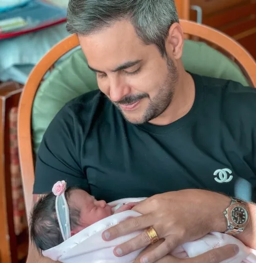 Cantora Simone e Kaká Diniz mostram rostinho da filha recém-nascida: 'Ela é linda'