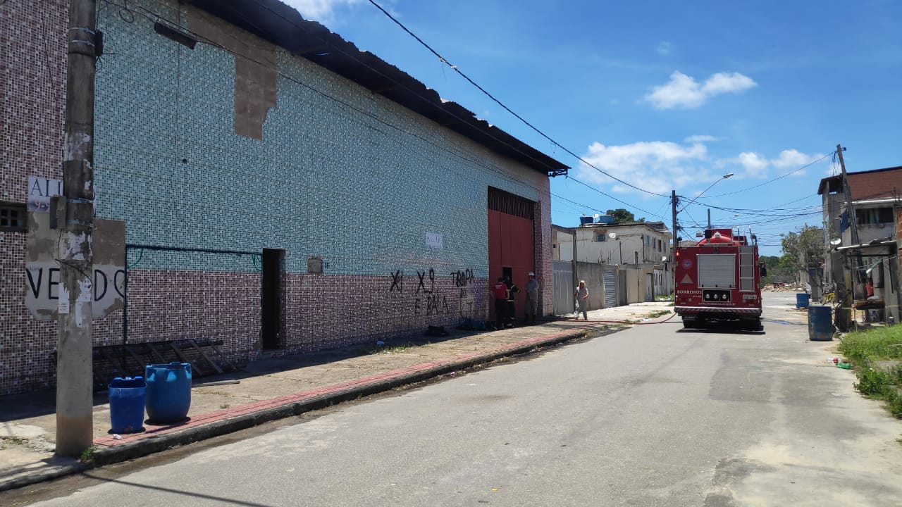 Incêndio atinge galpão de 600m² em Novo Horizonte, na Serra