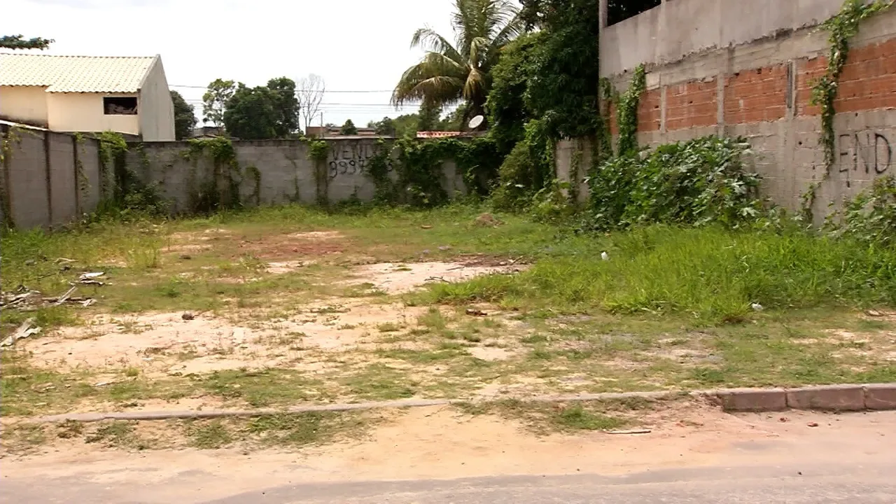 Moradores encontram feto em terreno baldio de Vila Velha