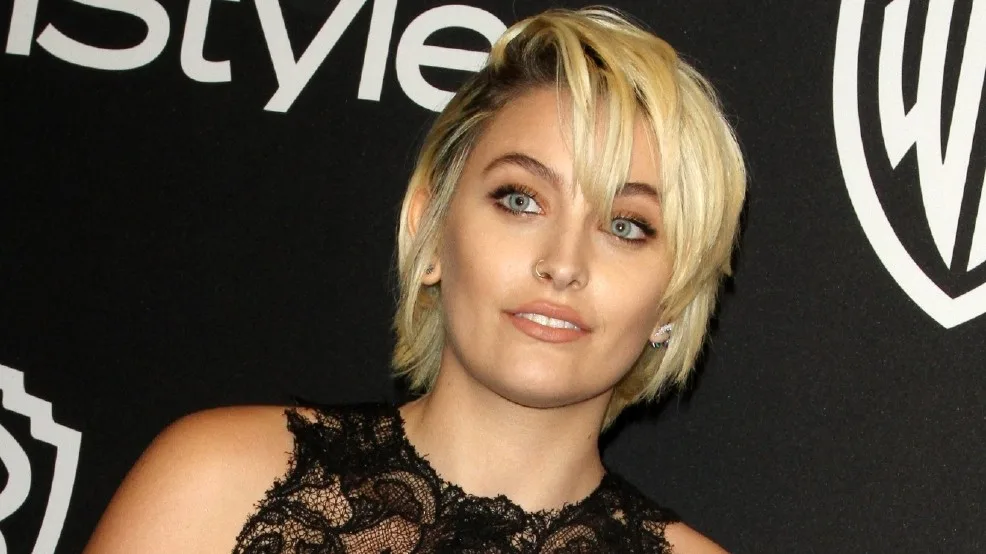 Paris Jackson desabafa após cancelamento de episódio de série sobre o pai