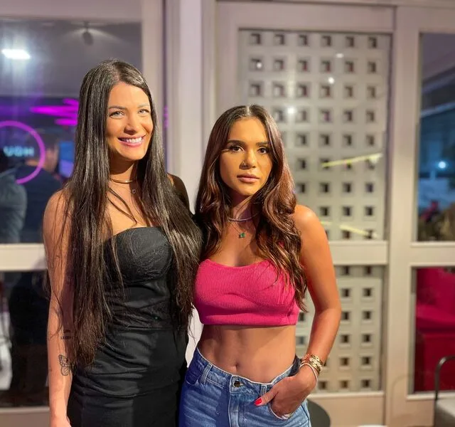 Gatas! Ex-BBB Gizelly Bicalho e Carol Marchezi posam em evento em Vitória