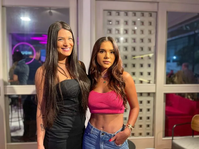 Gatas! Ex-BBB Gizelly Bicalho e Carol Marchezi posam em evento em Vitória