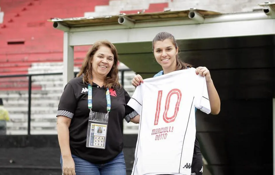 Auxiliar de arbitragem agredida durante partida do Capixabão recebe homenagem do Vasco