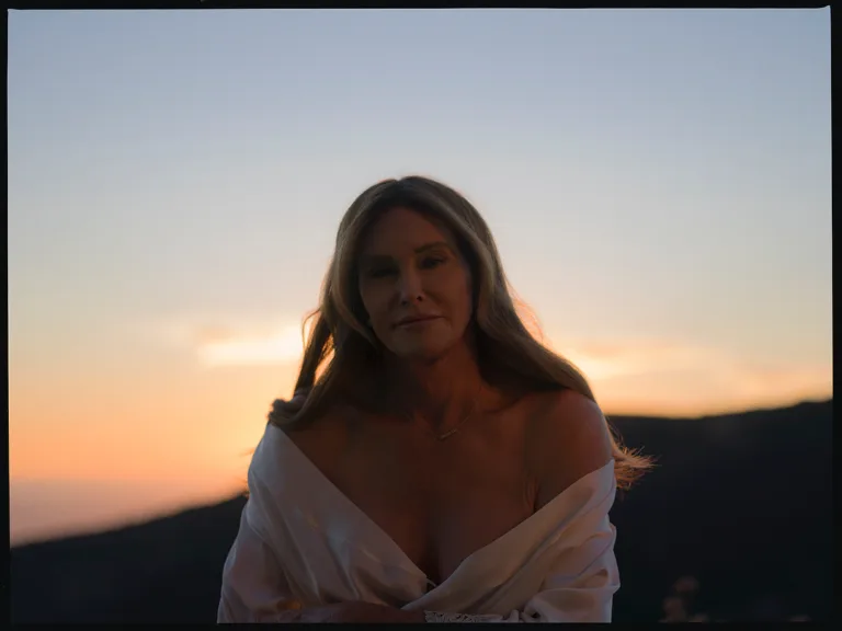 Caitlyn Jenner rebate piadas por ser transexual: 'não cortei, apenas aposentei'