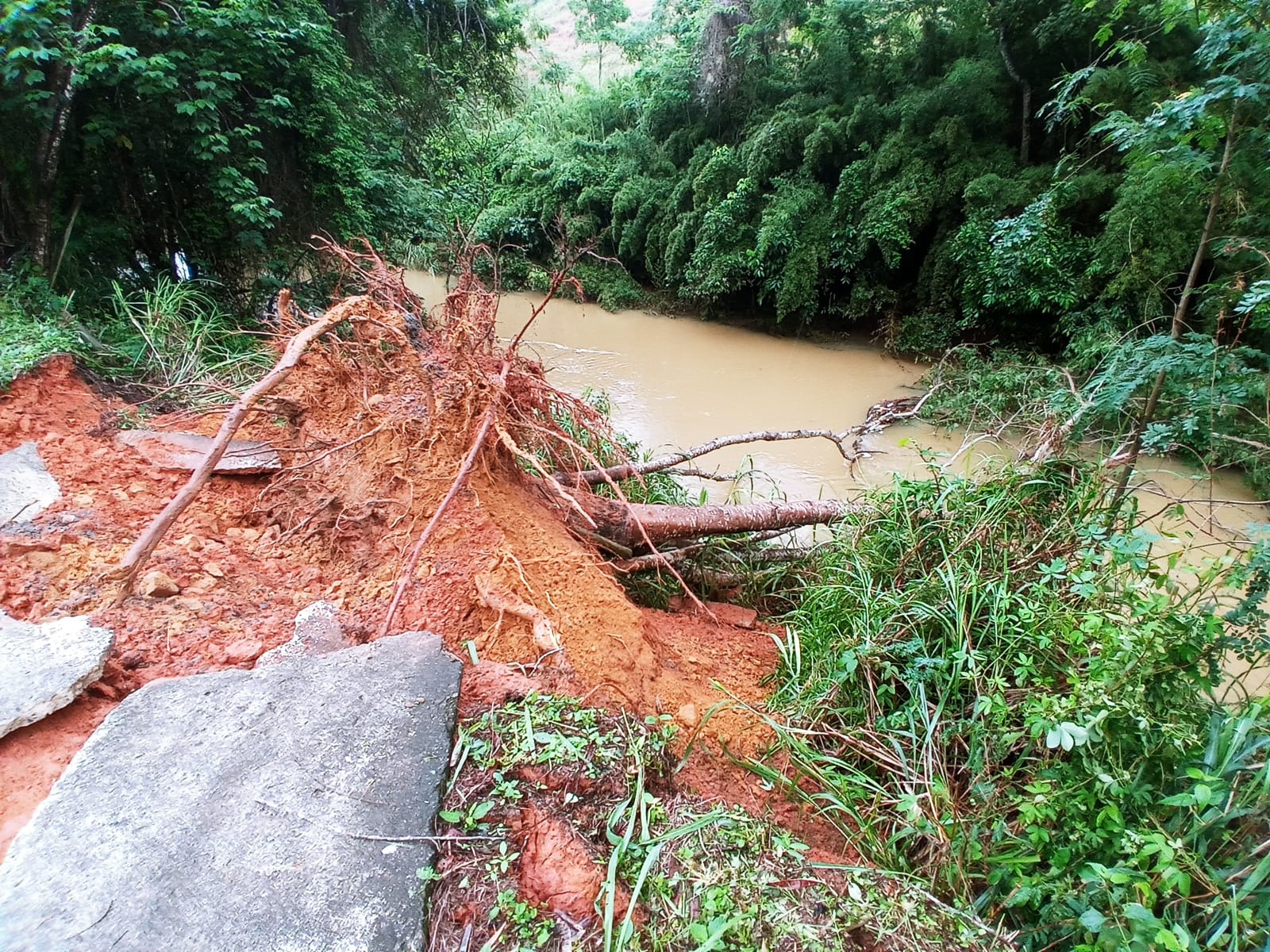 Sete cidades do ES estão em alerta moderado para risco de deslizamento de terra