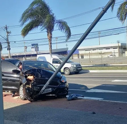 Acidente entre dois carros deixa uma pessoa ferida na Avenida Fernando Ferrari, em Vitória