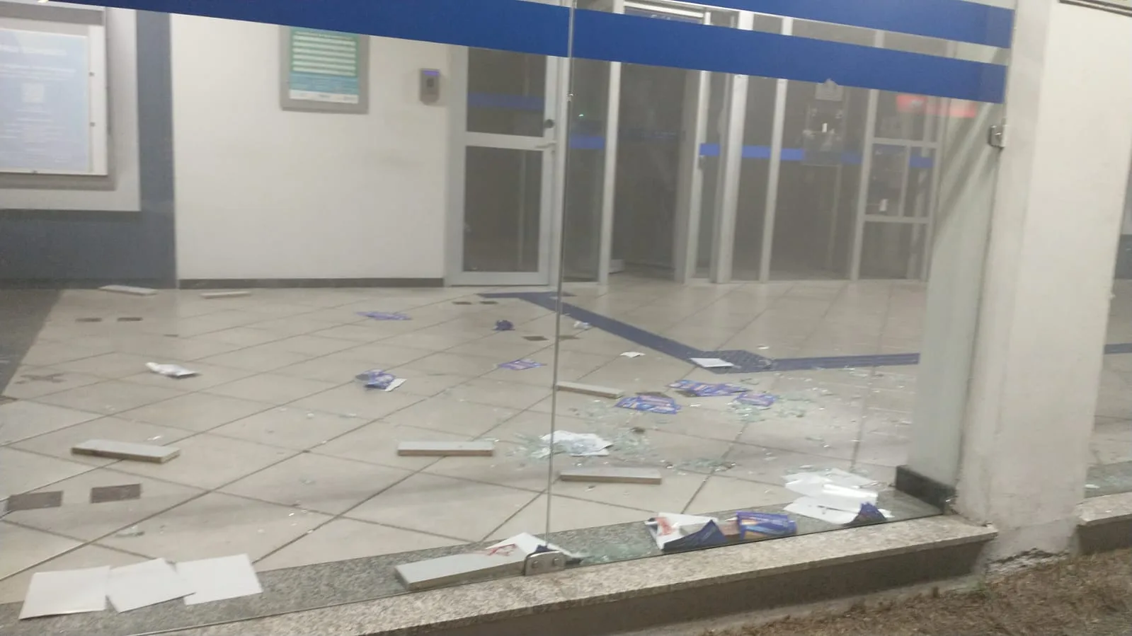 Casal é preso após invadir e vandalizar agência bancária na Serra