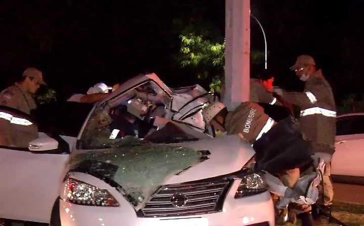 Motorista fica preso às ferragens após bater carro em poste em Jardim Camburi