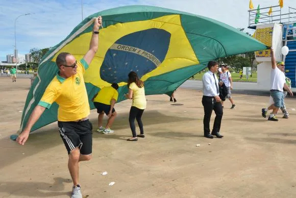 Organizadores anunciam encerramento de ato pró-impeachment em Brasília