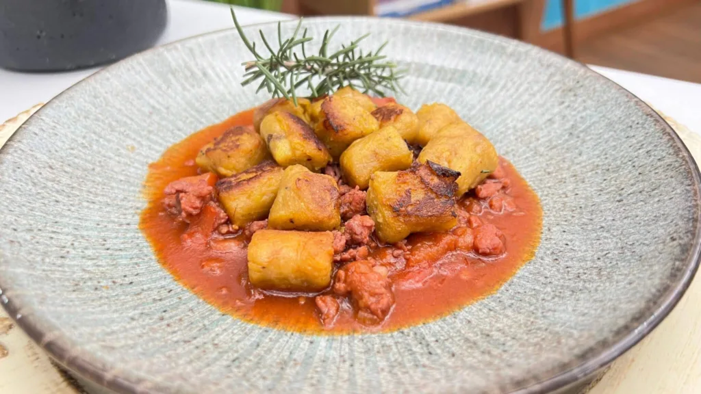 Receita: veja passo a passo para fazer nhoque de banana com ragu de linguiça