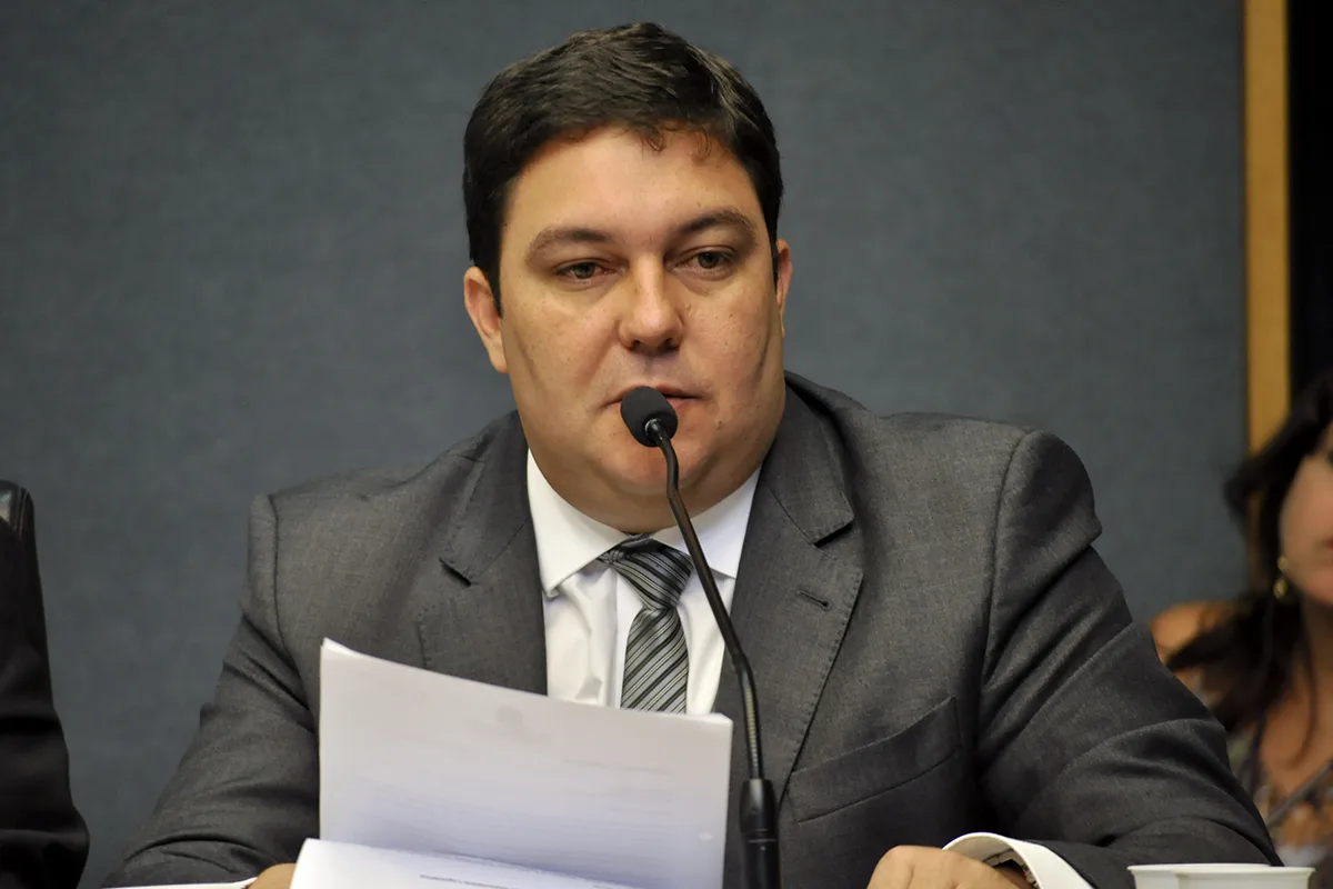 Deputado quer prioridade de vacinação para professor, agente de segurança e bancário