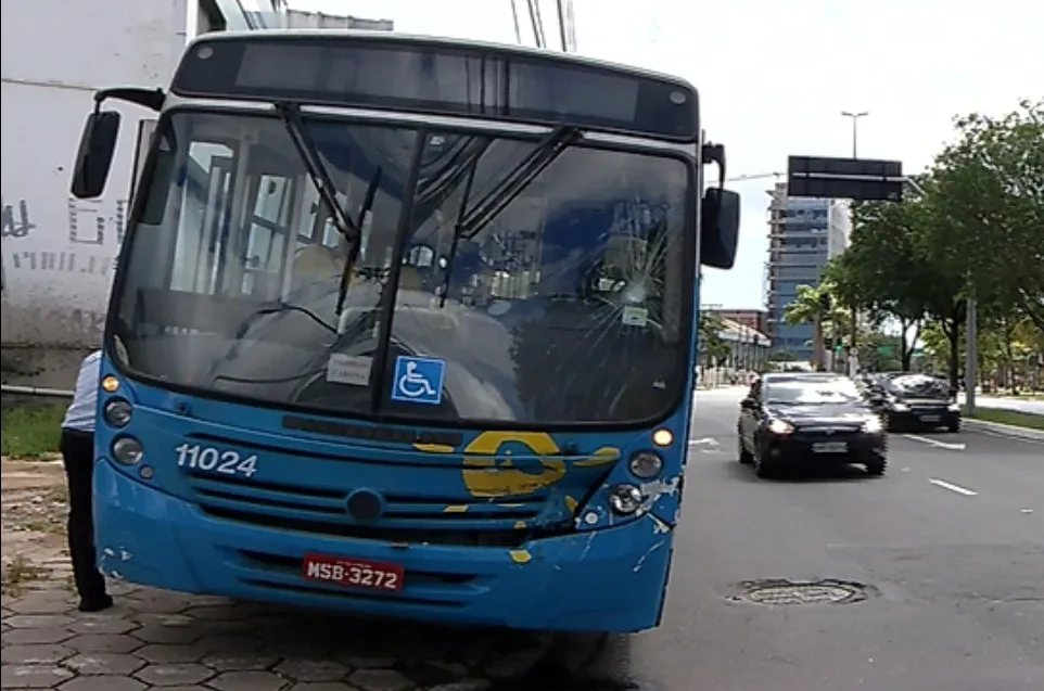 Ônibus bate em viatura do Exército e derruba militares em Vitória