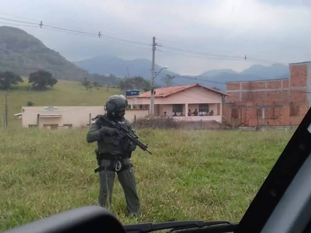 VÍDEO | Policiais trocam tiros com traficantes; drogas foram apreendidas