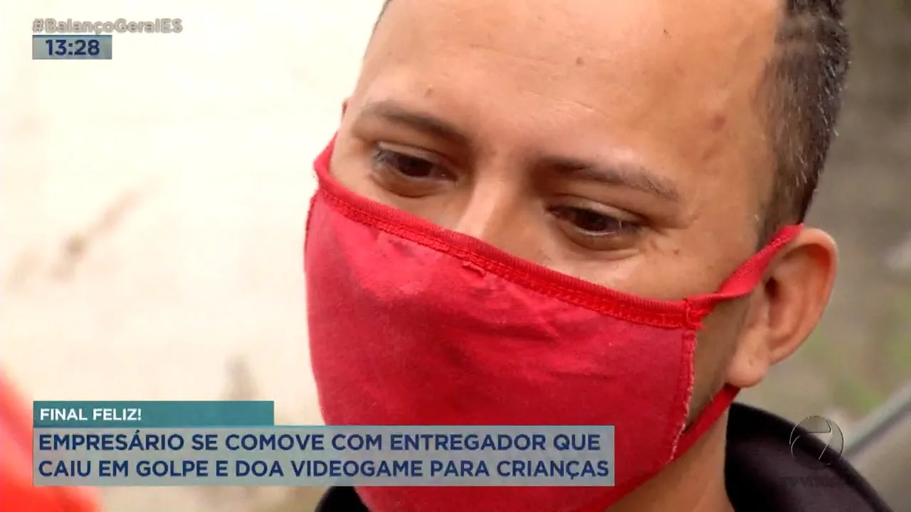 Empresário se comove com entregador que caiu em golpe e doa videogame para crianças