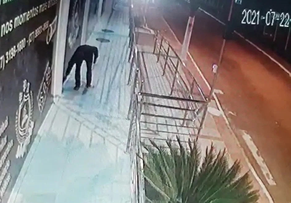 VÍDEO | Prédio é alvo de vandalismo em Vila Velha