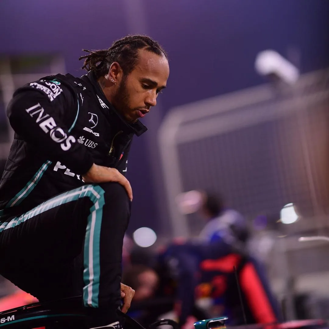 Hamilton revela problemas na Mercedes no 2º treino livre em Baku; Red Bull domina