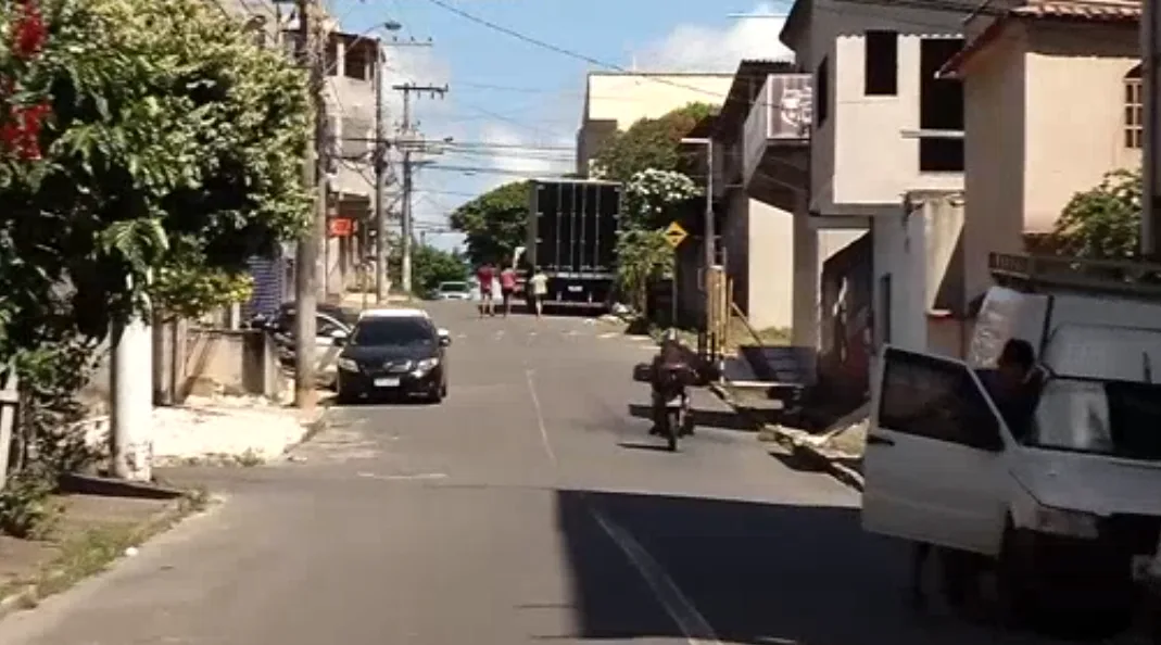 Polícia apreende submetralhadora e drogas em Cariacica; suspeito de ser dono do material fugiu