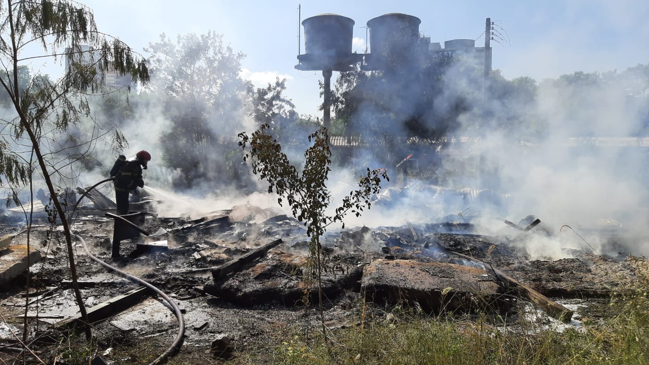 VÍDEO | Incêndio atinge estrutura abandonada e chama a atenção de moradores de Jardim Camburi