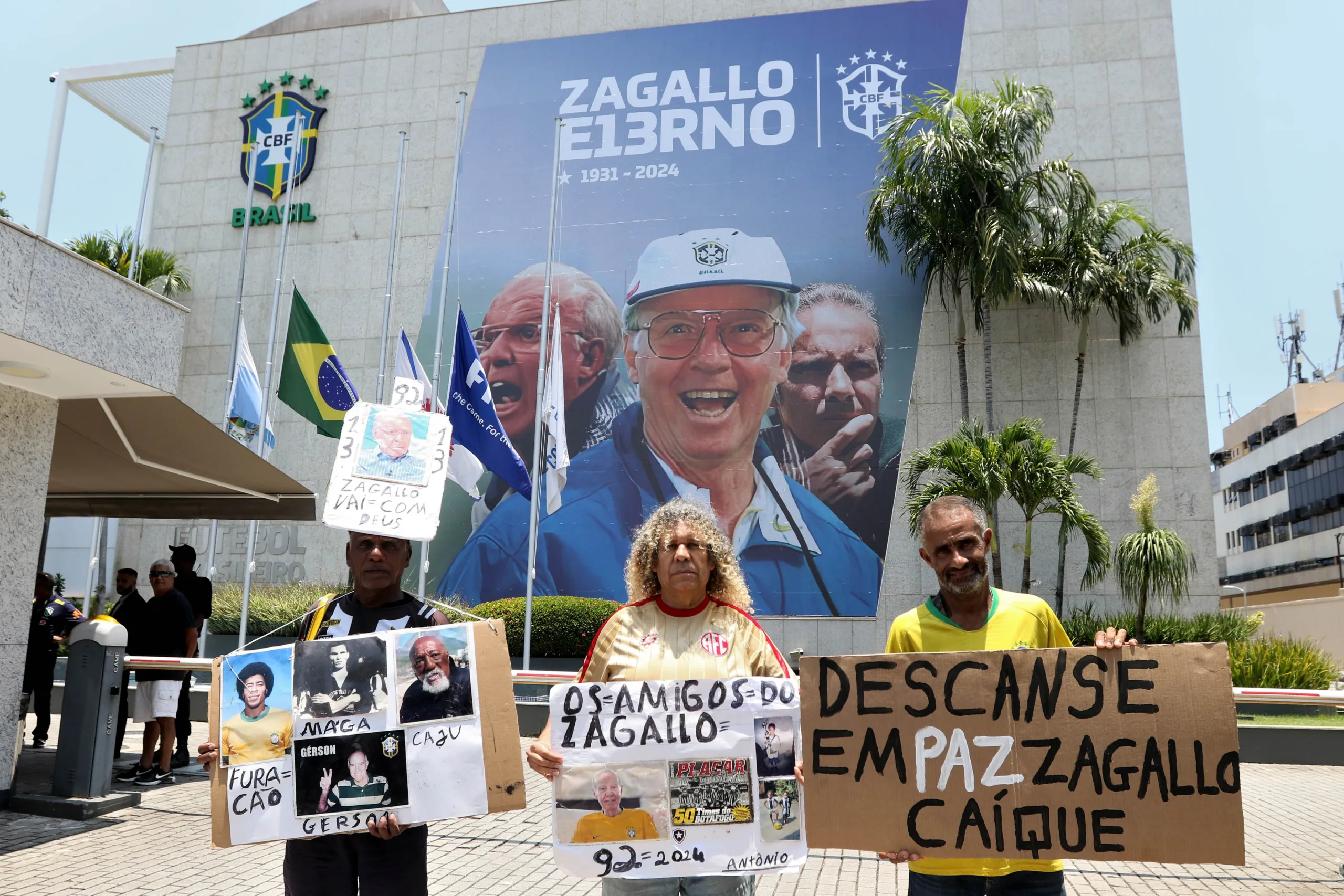 Rio de Janeiro (RJ), 07/01/2024 – Fans prestam homenagem ao ídolo. Velório de Mário Jorge Lobo Zagallo, tetracampeão de futebol pela seleção brasileira, na sede da Confederação Brasileira de Futebol (CBF), na Barra da Tijuca, zona oeste do Rio. Foto: Tânia Rêgo/Agência Brasil