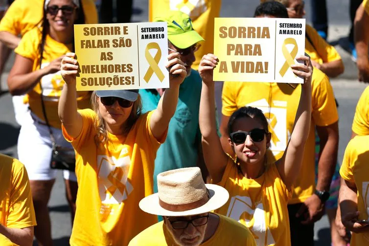 Rio de Janeiro – Ato na orla de Copacabana marca o Dia Mundial de Prevenção ao Suicídio. O evento faz parte da campanha Setembro Amarelo, que pretende informar para prevenir e estimular as pessoas a buscarem ajuda psiquiátrica ( Tânia Rêgo/Agência Brasil)