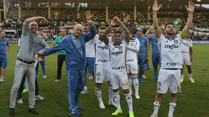 Os jogadores e comissão técnica da SE Palmeiras, comemoram a conquista do Campeonato Brasileiro, após jogo contra a equipe do CR Vasco da Gama, durante partida valida pela trigésima sétima rodada, do Campeonato Brasileiro, Série A, no Estádio São Januário.