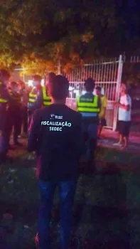 Fiscalização acaba com festa clandestina com mais de 100 pessoas na Enseada do Suá