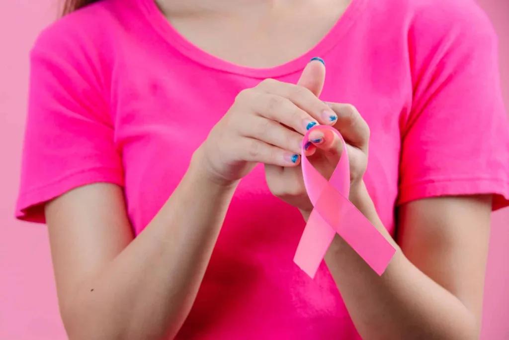 Cooperativa ilumina suas unidades em apoio à campanha Outubro Rosa