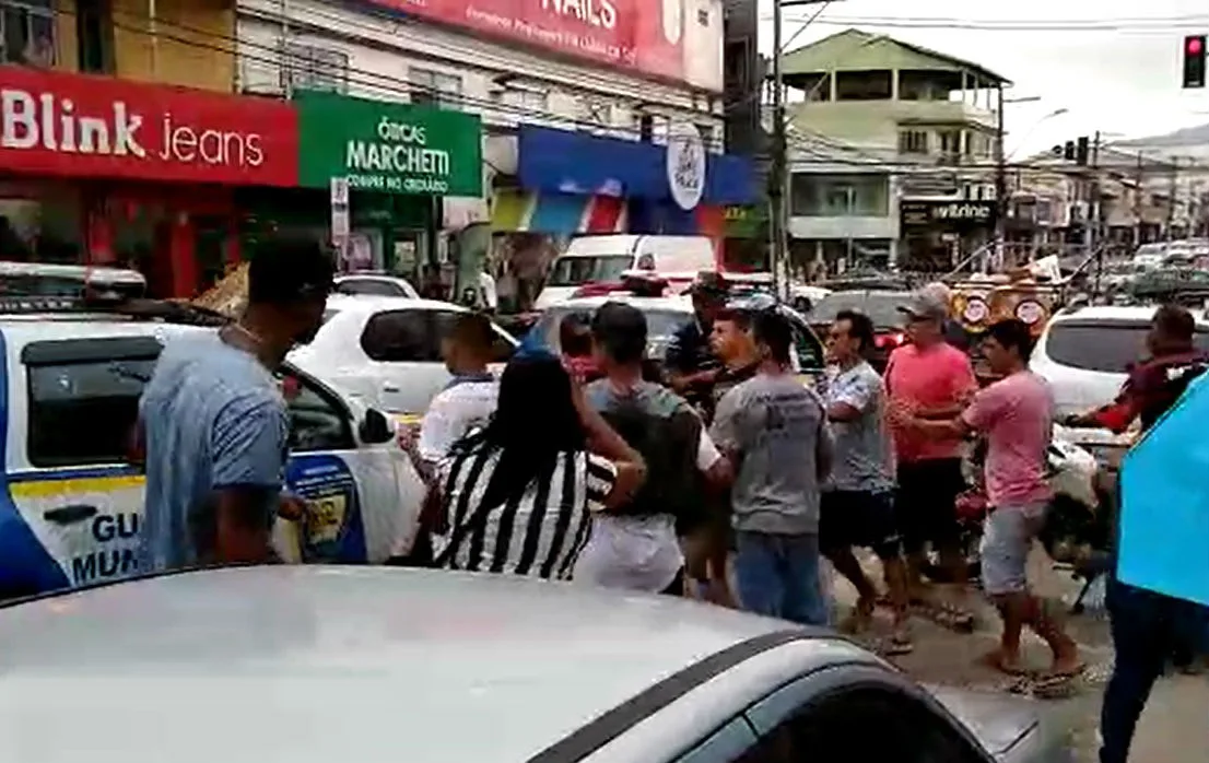 Ambulantes se revoltam e fiscalização da prefeitura termina em confusão na Serra