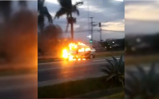 VÍDEO | Carro pega fogo perto de posto de combustíveis na BR-101, na Serra