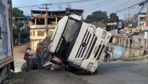 VÍDEO | Carreta com carga tomba em avenida de Cachoeiro de Itapemirim