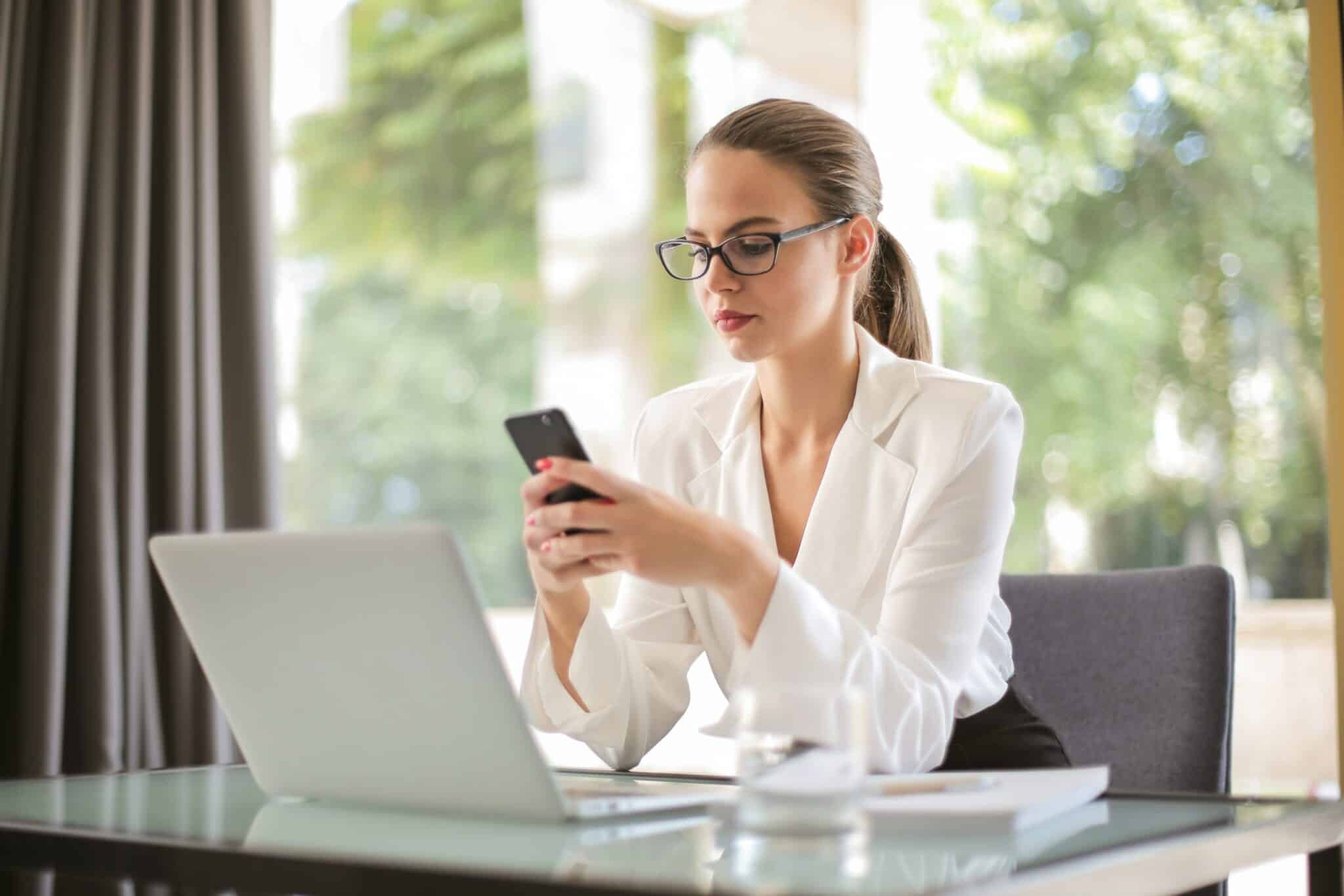 OS PROBLEMAS DO USO INDEVIDO DE SMARTPHONES E APLICATIVOS NO AMBIENTE DE TRABALHO