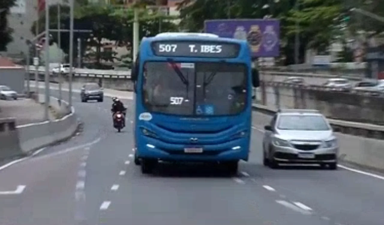 Bandidos assaltam 20 passageiros dentro de ônibus do Transcol na Terceira Ponte